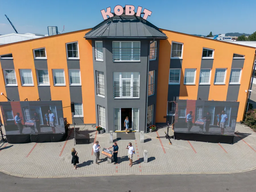 Předání velkého dárkového šeku před budovou KOBIT, snímek z dronu